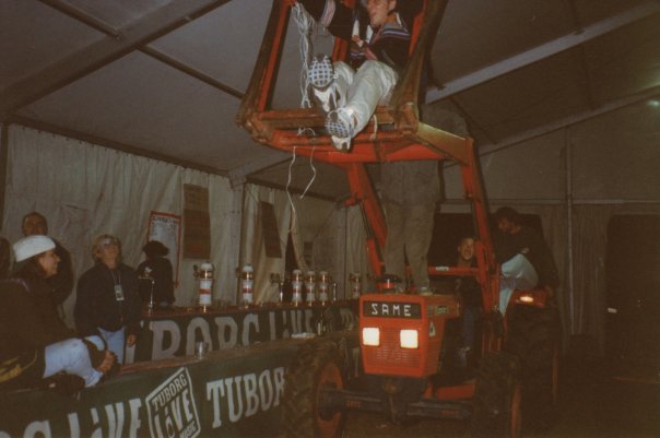 Con il trattore nello stand delle birre