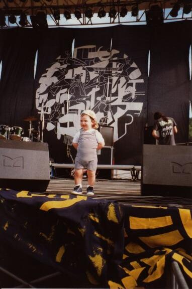 Un piccolo fan sul palco